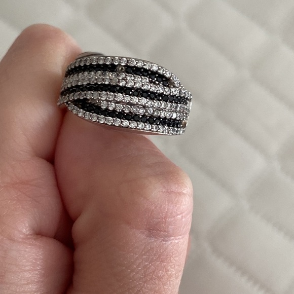 Suzy Levian Black & White Cubic Zirconia Ring Size 7 - Picture 4 of 4